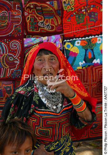 Vieille femme dans L'archipel des San-Blas. - © Philip Plisson / Plisson La Trinité / AA07727 - Photo Galleries - Island [Panama]