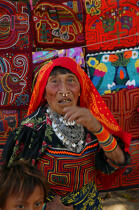 Vieille femme dans L'archipel des San-Blas. © Philip Plisson / Plisson La Trinité / AA07727 - Photo Galleries - Fabric