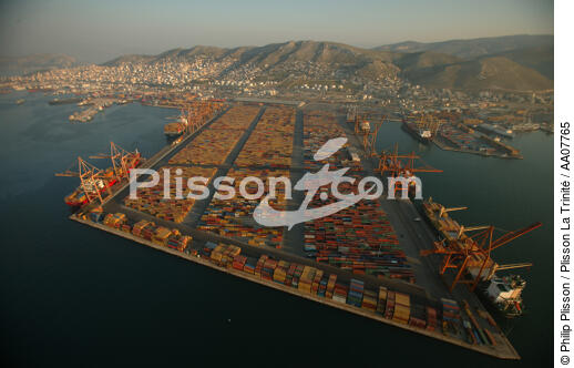 Le Pirée. - © Philip Plisson / Plisson La Trinité / AA07765 - Photo Galleries - Containerships, the excess