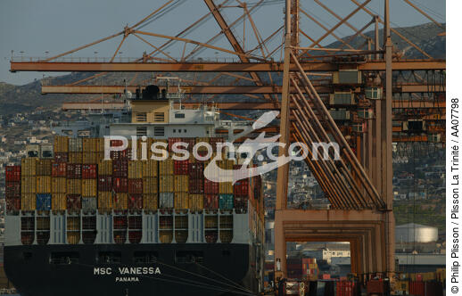 Porte-conteneur dans le port du Pirée. - © Philip Plisson / Plisson La Trinité / AA07798 - Photo Galleries - Le Pirée