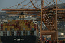 Porte-conteneur dans le port du Pirée. © Philip Plisson / Plisson La Trinité / AA07798 - Nos reportages photos - Le CMA CGM Marco Polo