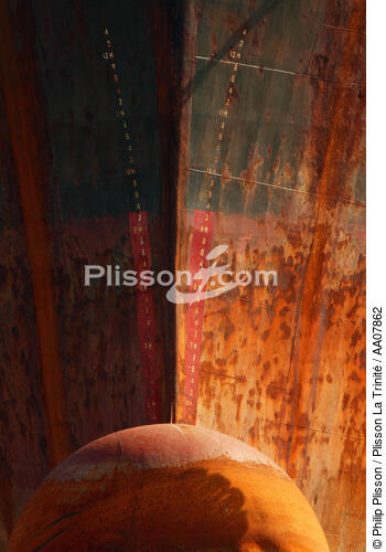 Etrave dans le port du Pirée. - © Philip Plisson / Plisson La Trinité / AA07862 - Nos reportages photos - Elément d'un bateau