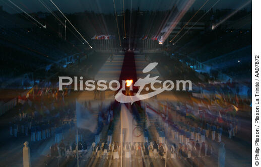 Arrivée de la flamme olympique à Athènes. - © Philip Plisson / Plisson La Trinité / AA07872 - Nos reportages photos - Spectacle