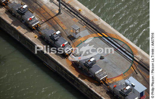 Ecluse sur le canal de Panama. - © Philip Plisson / Plisson La Trinité / AA07916 - Nos reportages photos - Train