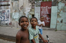 Enfants dans la rue dans la vieille ville de Panama City. © Philip Plisson / Plisson La Trinité / AA07959 - Photo Galleries - Panama
