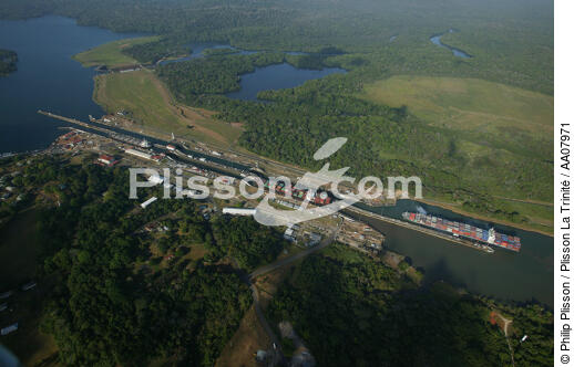 Lock on the Panama Canal. - © Philip Plisson / Plisson La Trinité / AA07971 - Photo Galleries - Containerships, the excess