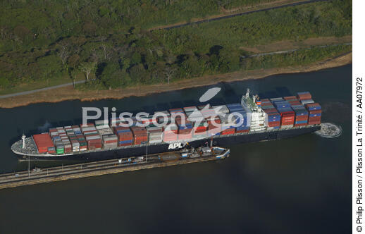 Porte-conteneur arrivant sur une écluse. - © Philip Plisson / Plisson La Trinité / AA07972 - Nos reportages photos - Le CMA CGM Marco Polo