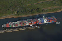 Container ship entering a lock. © Philip Plisson / Plisson La Trinité / AA07972 - Photo Galleries - Panama