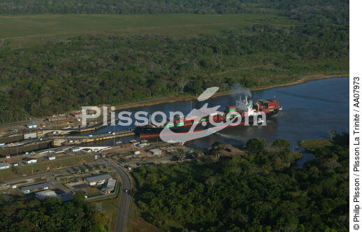 Porte-conteneur arrivant sur une écluse. - © Philip Plisson / Plisson La Trinité / AA07973 - Nos reportages photos - Le canal de Panama