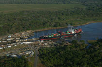 Porte-conteneur arrivant sur une écluse. © Philip Plisson / Plisson La Trinité / AA07973 - Nos reportages photos - Site [Panama]