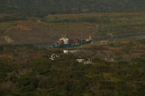 Le canal de Panama, à l'endroit le plus étroit, appelé le lit de la tranchée Gaillard (ou Culebra). © Philip Plisson / Plisson La Trinité / AA08005 - Nos reportages photos - Transport maritime