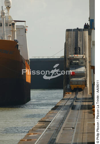 Gatun locks, l'une des 3 écluses du canal de Panama. - © Philip Plisson / Plisson La Trinité / AA08011 - Nos reportages photos - Transport ferrovière