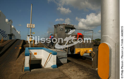 Gatun locks, l'une des 3 écluses du canal de Panama. - © Philip Plisson / Plisson La Trinité / AA08015 - Nos reportages photos - Locomotive