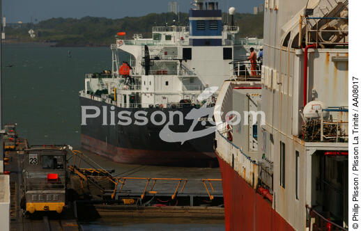 Gatun locks, l'une des 3 écluses du canal de Panama. - © Philip Plisson / Plisson La Trinité / AA08017 - Nos reportages photos - Transport ferrovière