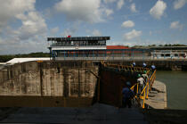Gatun locks, l'une des 3 écluses du canal de Panama. © Philip Plisson / Plisson La Trinité / AA08022 - Nos reportages photos - Philip Plisson