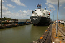 Gatun locks, l'une des 3 écluses du canal de Panama. © Philip Plisson / Plisson La Trinité / AA08031 - Nos reportages photos - Le CMA CGM Marco Polo