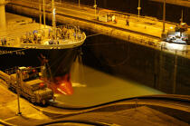 Passage d'écluse de nuit sur le canal de Panama. © Philip Plisson / Plisson La Trinité / AA08032 - Nos reportages photos - Transport maritime