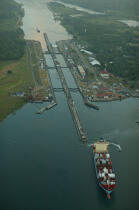 Passage d'écluse sur le canal de Panama. © Philip Plisson / Plisson La Trinité / AA08033 - Nos reportages photos - Canal de Panama