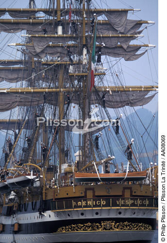 L'Amerigo Vespucci à Rouen pendant l'Armada 1994. - © Philip Plisson / Plisson La Trinité / AA08069 - Nos reportages photos - Trois-mâts carré
