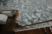 La baie d'Is , Spitzberg. © Philip Plisson / Plisson La Trinité / AA08126 - Nos reportages photos - Elément d'un bateau