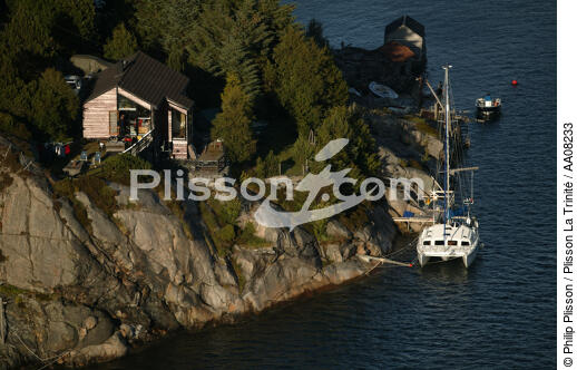 Maison en Norvège. - © Philip Plisson / Plisson La Trinité / AA08233 - Photo Galleries - Cruising catamaran