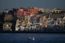 L'île de Procida en Baie de Naples. © Philip Plisson / Plisson La Trinité / AA08279 - Nos reportages photos - Pêcheur