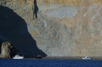 L'île de Ponza. © Philip Plisson / Plisson La Trinité / AA08339 - Photo Galleries - Speedboat