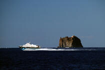 Phare devant l'île de Stromboli. © Philip Plisson / Plisson La Trinité / AA08384 - Photo Galleries - Stromboli