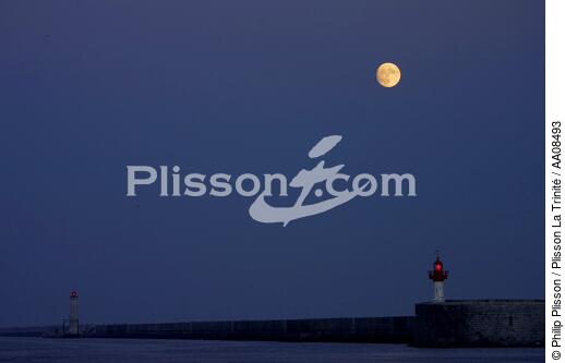 A l'entrée du port de Sète. - © Philip Plisson / Plisson La Trinité / AA08493 - Nos reportages photos - Pleine lune