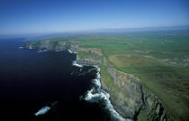 Les Cliffs of Moher. © Philip Plisson / Plisson La Trinité / AA08499 - Photo Galleries - Ireland, the green island