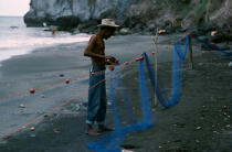 Réparation des filets de pêche au Prêcheur.. © Philip Plisson / Plisson La Trinité / AA08526 - Nos reportages photos - Martinique [la]