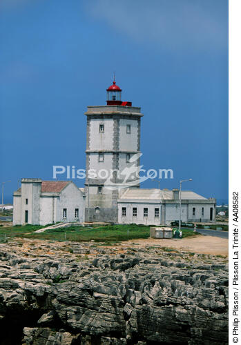 Le phare de Cabo Cavoeiro au Portugal. - © Philip Plisson / Plisson La Trinité / AA08582 - Nos reportages photos - Couleur