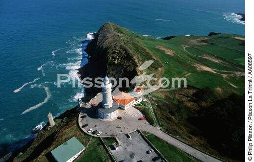 Le phare de Cabo Mayor en Espagne. - © Philip Plisson / Plisson La Trinité / AA08597 - Nos reportages photos - Phare [Cantabrique]