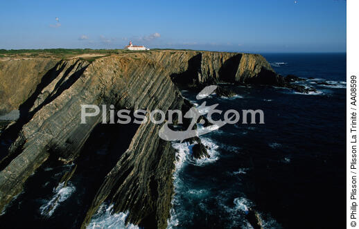 Le phare de Sardao au Portugal. - © Philip Plisson / Plisson La Trinité / AA08599 - Nos reportages photos - Couleur