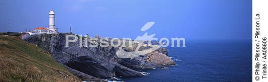 Cabo Mayor devant Santender. - © Philip Plisson / Plisson La Trinité / AA08606 - Nos reportages photos - Phare [Cantabrique]