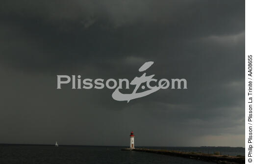Le phare de Marseillan près de l'étang de Thau. - © Philip Plisson / Plisson La Trinité / AA08655 - Nos reportages photos - Couleur
