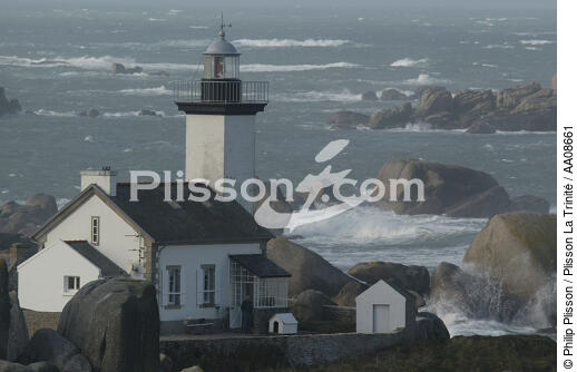 Le phare de Pontusval dans la tempête. - © Philip Plisson / Plisson La Trinité / AA08661 - Nos reportages photos - Gros temps