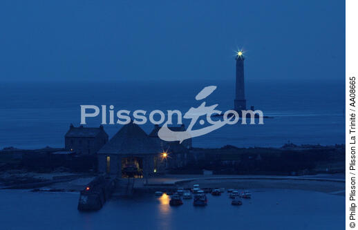 Le petit port de Goury et le phare de la Hague. - © Philip Plisson / Plisson La Trinité / AA08665 - Nos reportages photos - Goury