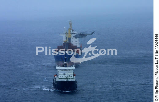 Remorquage dans les passes de Molène. - © Philip Plisson / Plisson La Trinité / AA08666 - Nos reportages photos - Mer d'Iroise