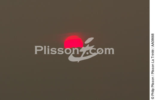 Soleil couchant au pays du Levant. - © Philip Plisson / Plisson La Trinité / AA08668 - Photo Galleries - Color