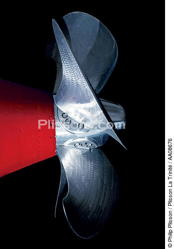L'hélice du Queen Mary 2. - © Philip Plisson / Plisson La Trinité / AA08676 - Nos reportages photos - Couleur