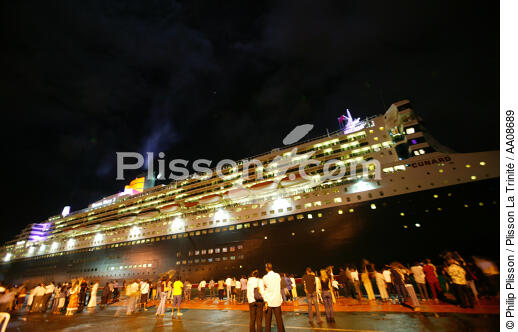 The Queen Mary II in Fort-de-France. - © Philip Plisson / Plisson La Trinité / AA08689 - Photo Galleries - Big Cruises