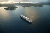 Le Queen Mary II aux Antilles. © Philip Plisson / Plisson La Trinité / AA08692 - Nos reportages photos - Transport maritime