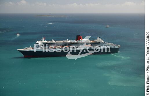 Le Queen Mary II aux Antilles. - © Philip Plisson / Plisson La Trinité / AA08699 - Nos reportages photos - Couleur