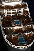 Le Queen Mary II. © Philip Plisson / Plisson La Trinité / AA08709 - Nos reportages photos - Transport maritime