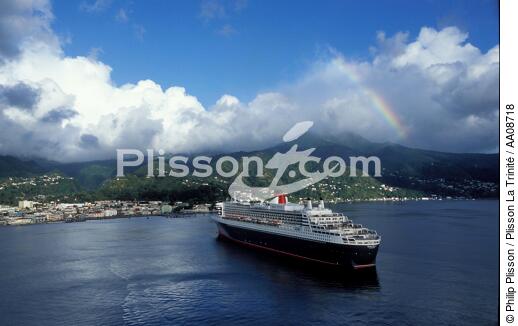 Le Queen Mary II aux Antilles. - © Philip Plisson / Plisson La Trinité / AA08718 - Nos reportages photos - Queen Mary II, la naissance d'une légende