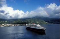 Le Queen Mary II aux Antilles. © Philip Plisson / Plisson La Trinité / AA08718 - Nos reportages photos - La Grande Croisière