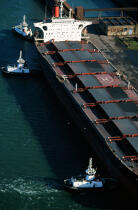 Remorqueur en action. © Philip Plisson / Plisson La Trinité / AA08753 - Nos reportages photos - Transport maritime