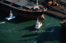 Remorqueur en action. © Philip Plisson / Plisson La Trinité / AA08754 - Nos reportages photos - Transport maritime