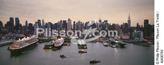 Le Queen Mary 2 à New-York. - © Philip Plisson / Plisson La Trinité / AA08763 - Nos reportages photos - Urbain